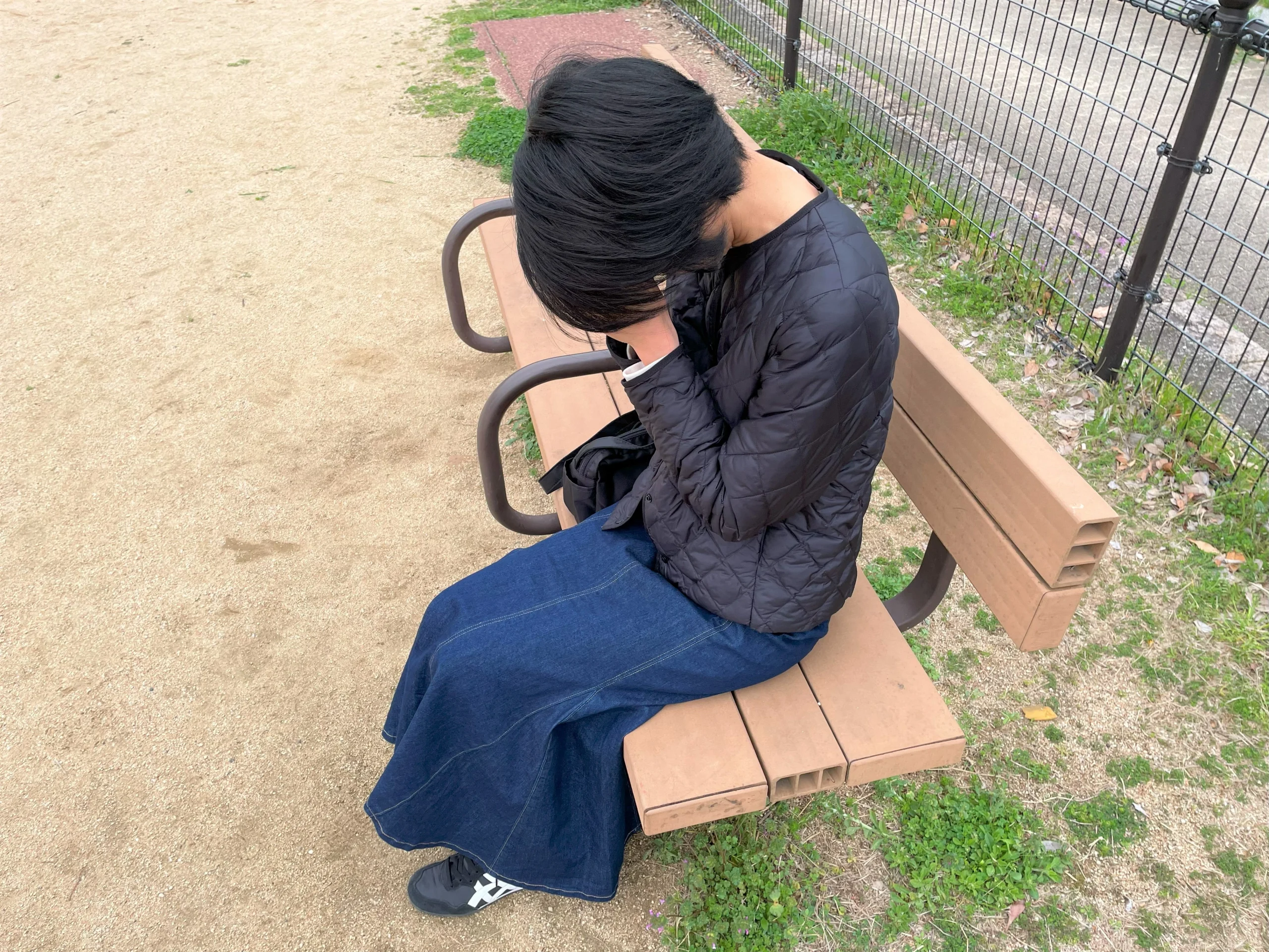 悪徳業者に頭を抱える女性