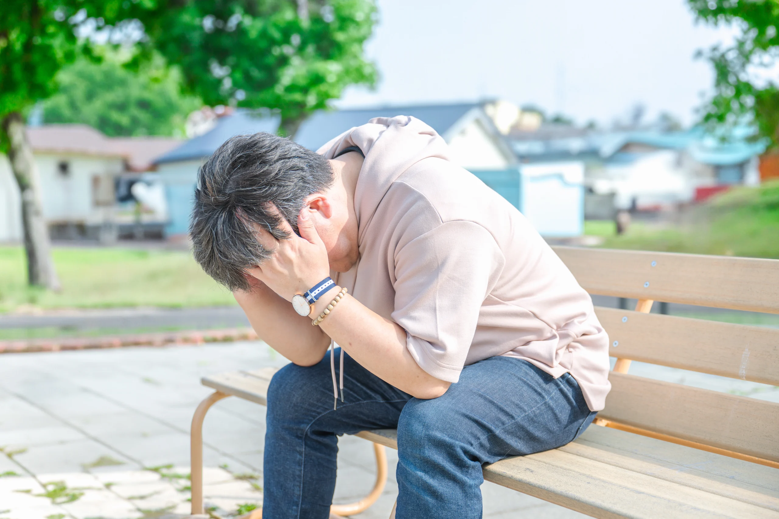 散歩中に飼い犬が逃走してしまい頭を抱える男性